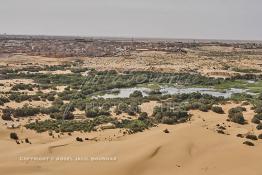 Image du Maroc Professionnelle de  Vue aérienne de la partie stagnante de la Sakia Al Hamra au environ de Laayoune où des oiseaux migrateurs comme les flamants roses trouvent refuge et repos durant leur voyage selon la saison, le 9 Avril 2010. (Photo / Abdeljalil Bounhar)


 